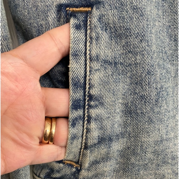 Gap Ladie’s Size XS Jean Jacket with Faux Sheep Skin Collar and Snaps Down Front - Picture 5 of 10